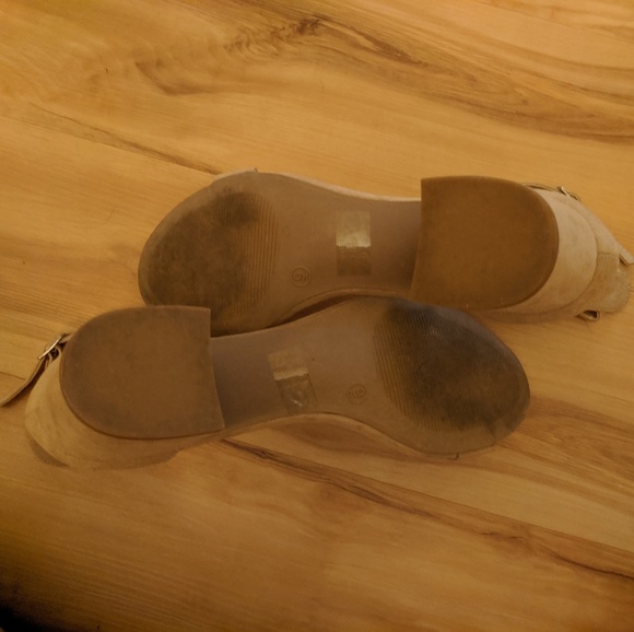 Tan strappy heels - Picture 2 of 6